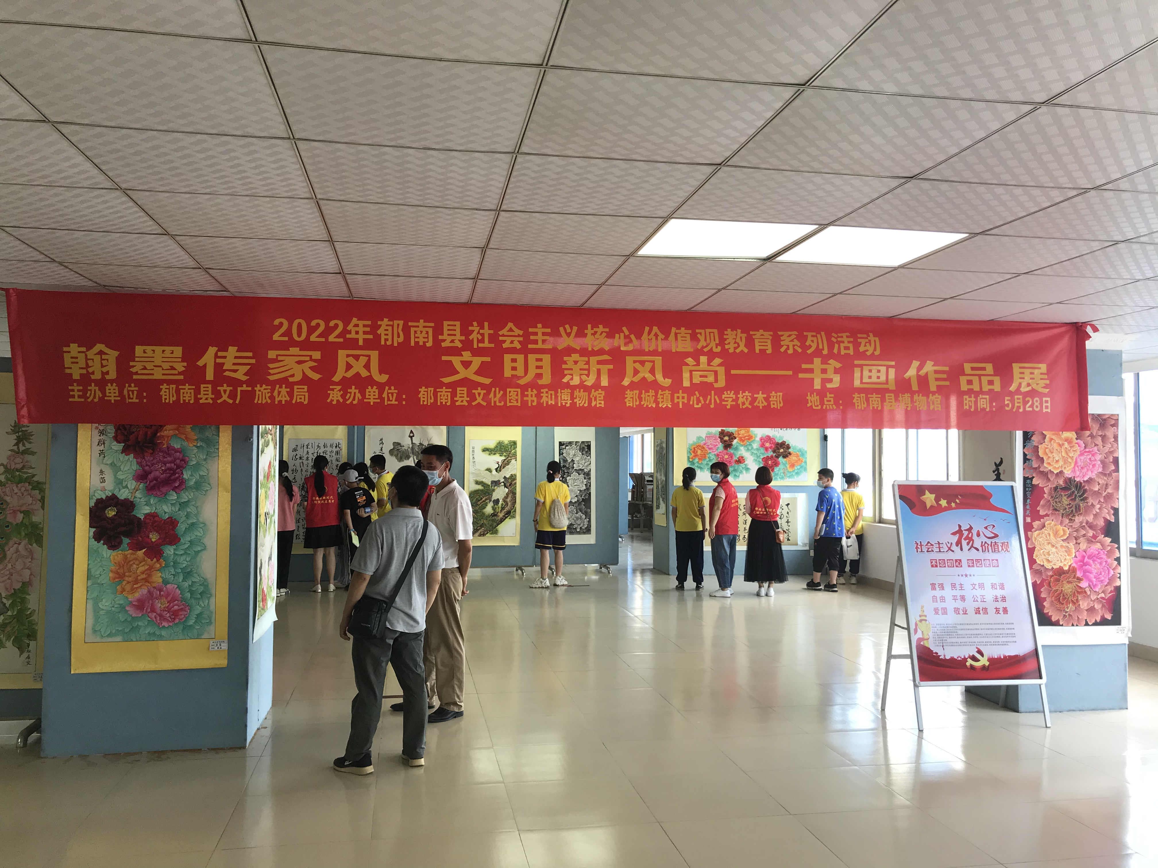 2022年5月28日，由縣文廣旅體局主辦，在縣博物館展廳舉行翰墨傳家風(fēng) 文明新風(fēng)尚書畫作品展1.jpg