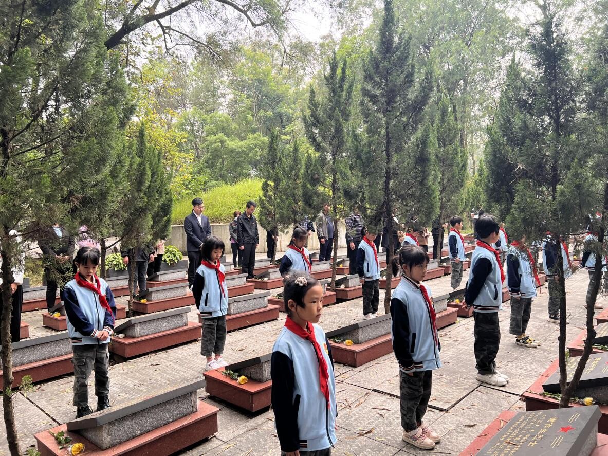 20230403【我們的節(jié)日?精神的家園】2023年郁南縣開展“傳承紅色記憶 緬懷革命先烈”清明節(jié)祭掃活動(dòng)_2