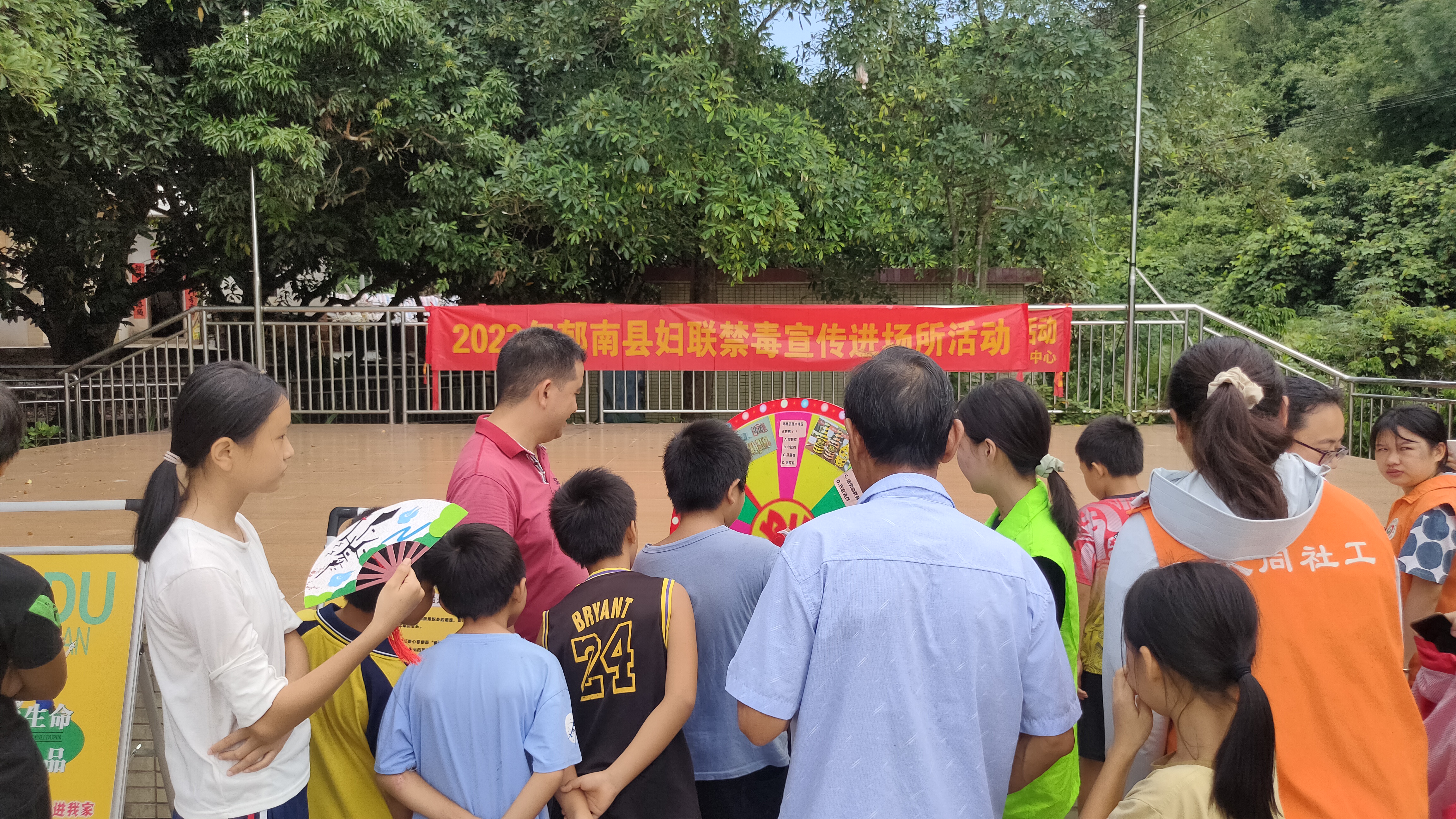 8.17縣婦聯(lián)到河口鎮(zhèn)河口村開展禁毒宣傳進(jìn)場所活動(dòng)4.jpg
