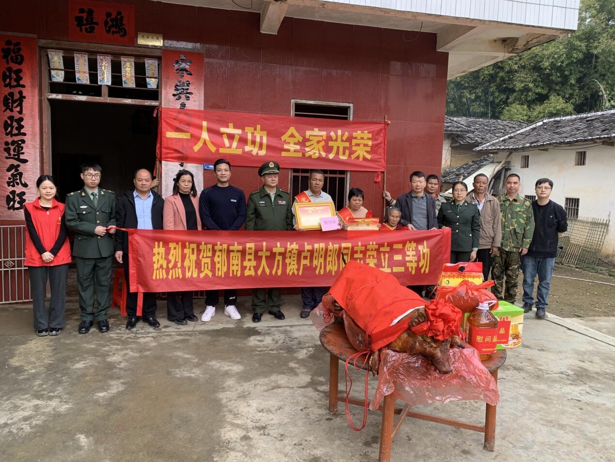 軍營建功立業(yè)，家鄉(xiāng)共享榮光.docx_1