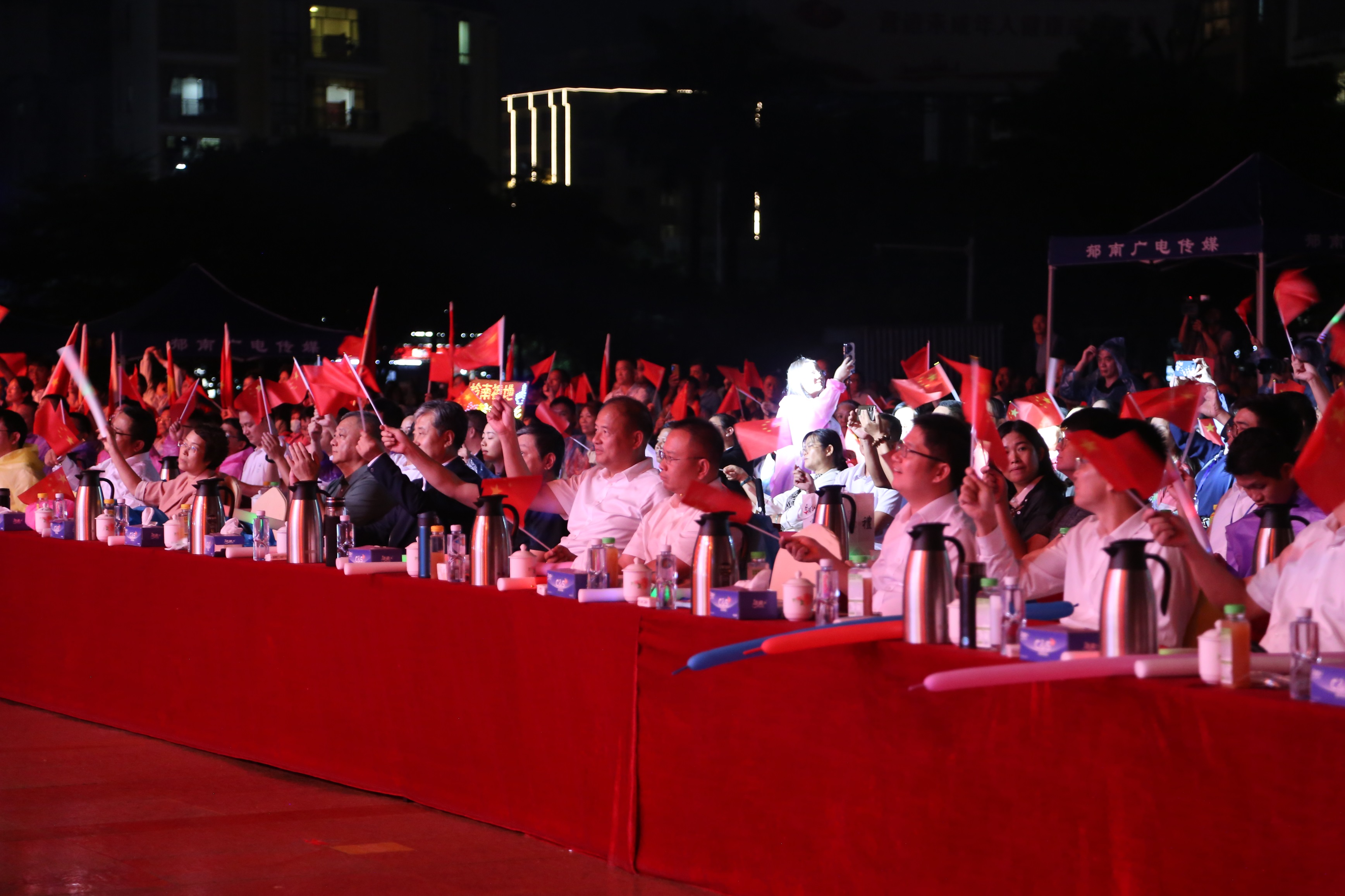 現(xiàn)場觀眾熱情高漲，紛紛揮舞國旗。（攝影：張健珍 ）.JPG