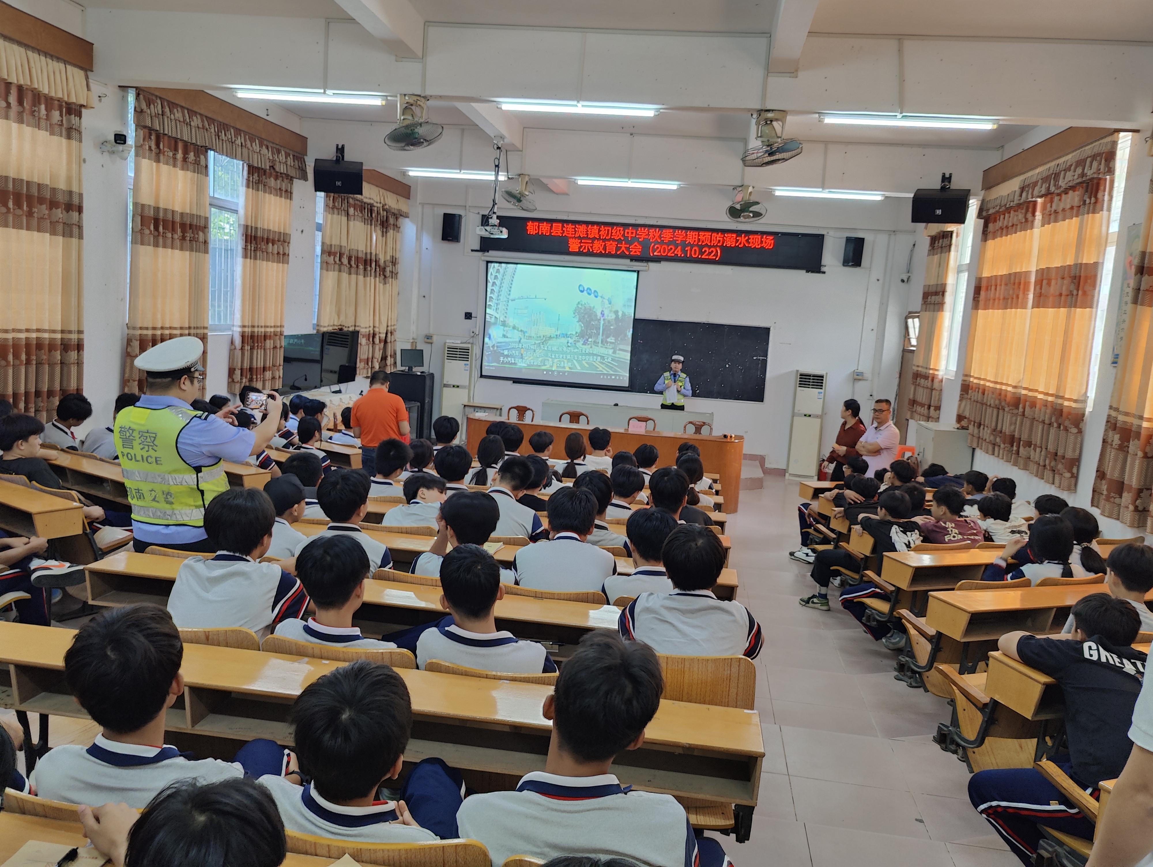 郁南交警大隊(duì)到連灘鎮(zhèn)初級(jí)中學(xué)開展未成年人道路交通安全警示教育專題活動(dòng)1.jpg