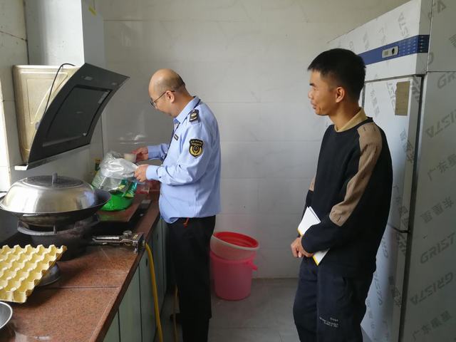 11.7縣市場(chǎng)監(jiān)督管理局聯(lián)合縣民政局對(duì)長(zhǎng)者飯?zhí)瞄_(kāi)展食品安全整治3.jpg