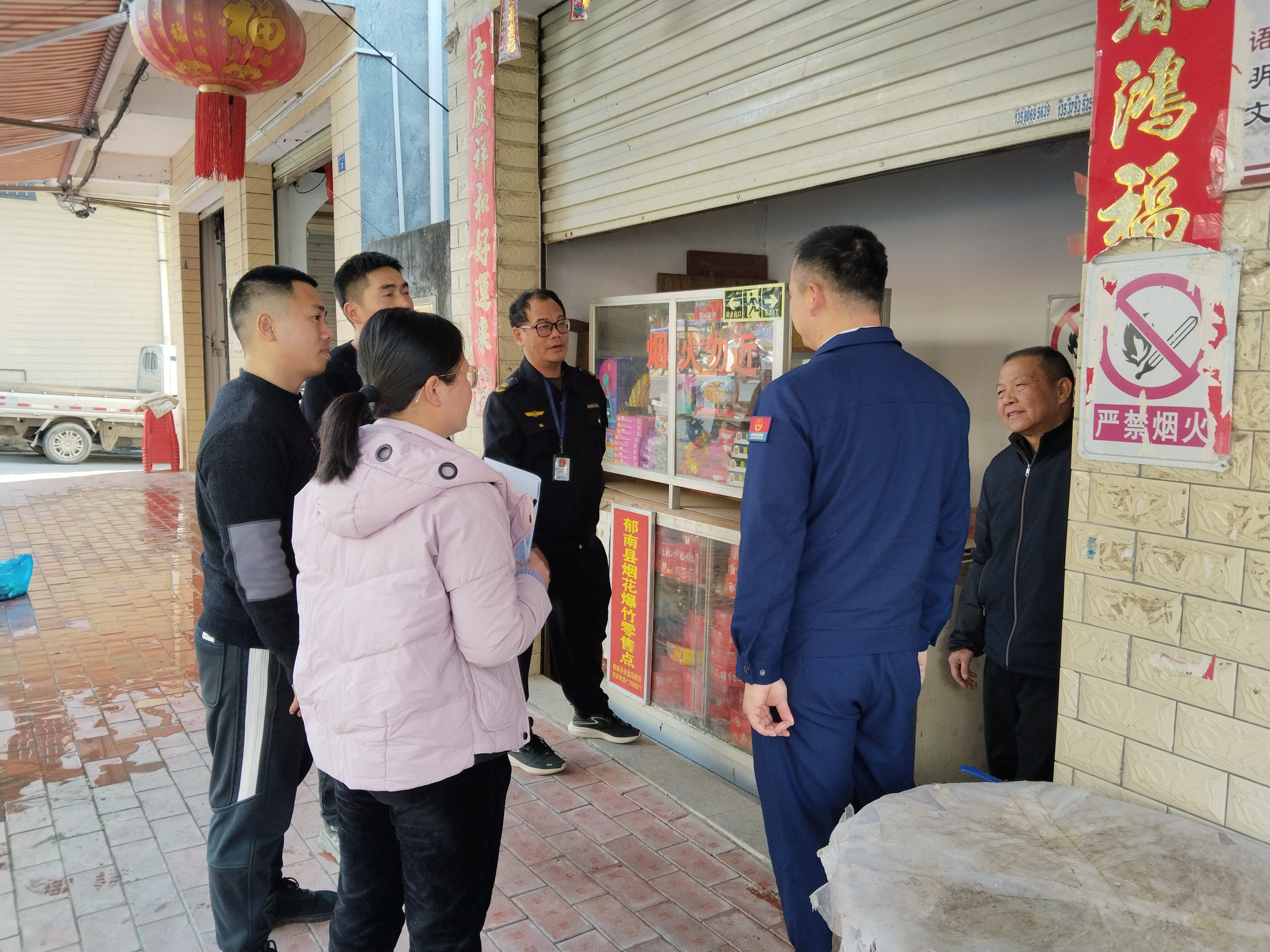 1月21日下午，縣督查組到寶珠鎮(zhèn)煙花爆竹銷售點督導歲末年初安全生產相關各項工作，聶隊長及相關工作人員陪同檢查。.jpg
