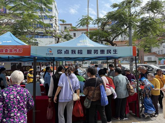 3.15【關(guān)注“3.15”共筑滿意消費(fèi)】 郁南縣市場(chǎng)監(jiān)督管理局開(kāi)展“你點(diǎn)我檢  服務(wù)惠民生”暨“百姓點(diǎn)檢日”活動(dòng)照片1.jpg