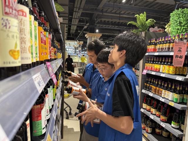 3.15【關(guān)注“3.15”共筑滿意消費(fèi)】 郁南縣市場(chǎng)監(jiān)督管理局開(kāi)展“你點(diǎn)我檢  服務(wù)惠民生”暨“百姓點(diǎn)檢日”活動(dòng)照片4.jpg