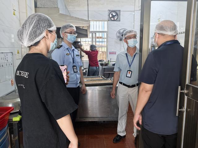郁南縣市場監(jiān)督管理局開展2025年養(yǎng)老機構(gòu)食堂“綜合查一次”聯(lián)合執(zhí)法檢查照片2.jpg