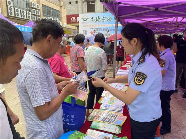 9.28,郁南縣開展2025年食品安全宣傳周啟動儀式暨“你點我檢 服務(wù)惠民生”宣傳活動照片1.jpg